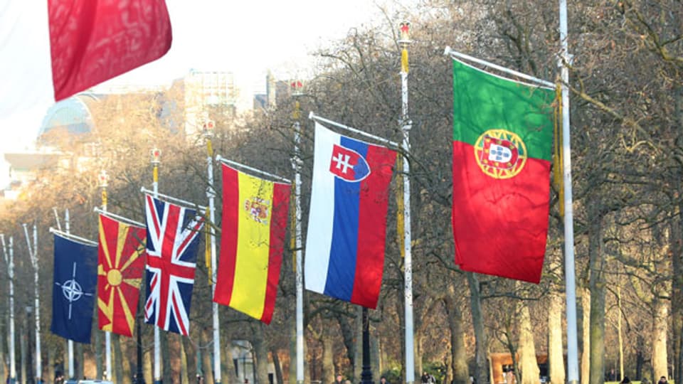 Die Fahnen der Nato-Teilnehmer vor dem Gebäude des Nato-Gipfels in London.