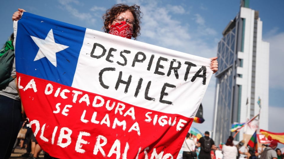 Ein Demonstrant auf der Plaza Baquedano in Santiago de Chile.