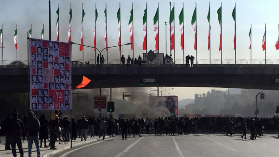Eine Demonstration gegen Benzinpreiserhöhung in Isfahan Mitte November.