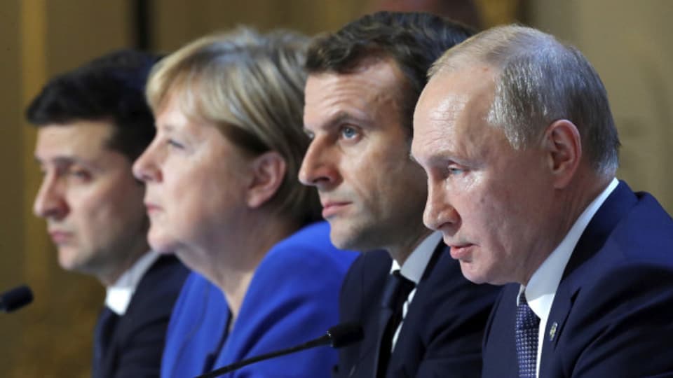 Zelenskiy, Merkel, Macron und Putin (von links nach rechts) bei der Pressekonferenz im Elysee Palast.