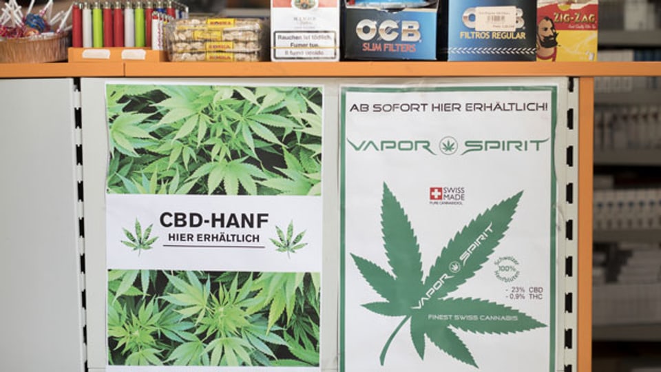 Plakate werben für den Verkauf von legalem Cannabis, mit einem THC-Wert von unter 1 Prozent.