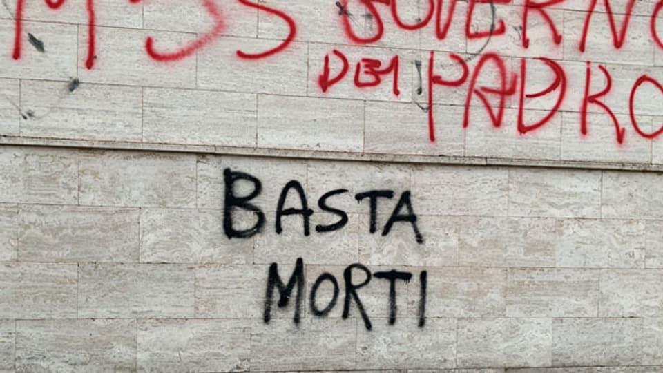 Eine beschriftete Wand beim Stahlwerk Ilva in Italien.