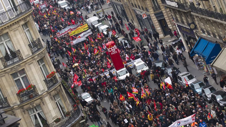 In Frankreich wird gegen die geplante Rentenreform demonstriert.