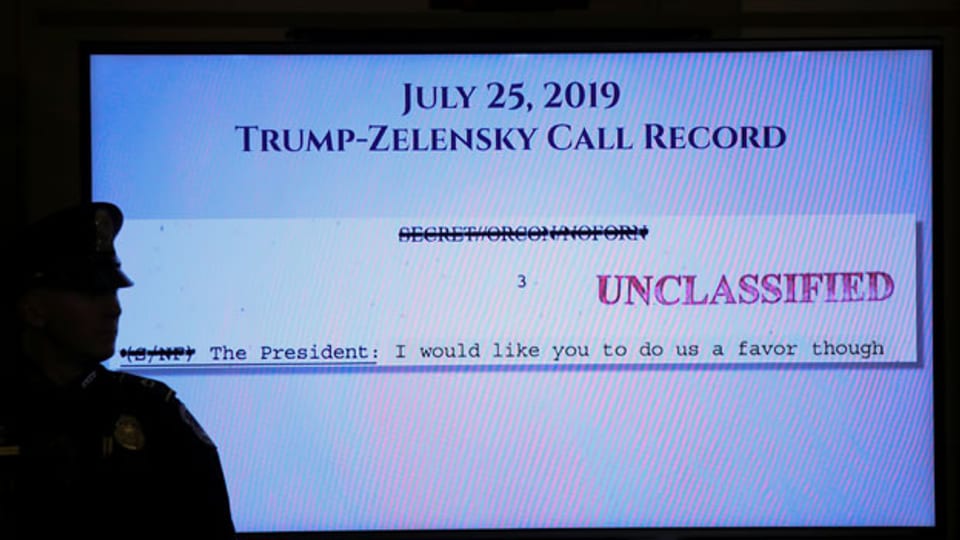 Auf dem Videomonitor ist ein Teil der Gesprächsaufzeichnung des Telefonats von US-Präsident Donald Trump mit dem ukrainischen Präsidenten Volodymyr Zelenskiy zu sehen.