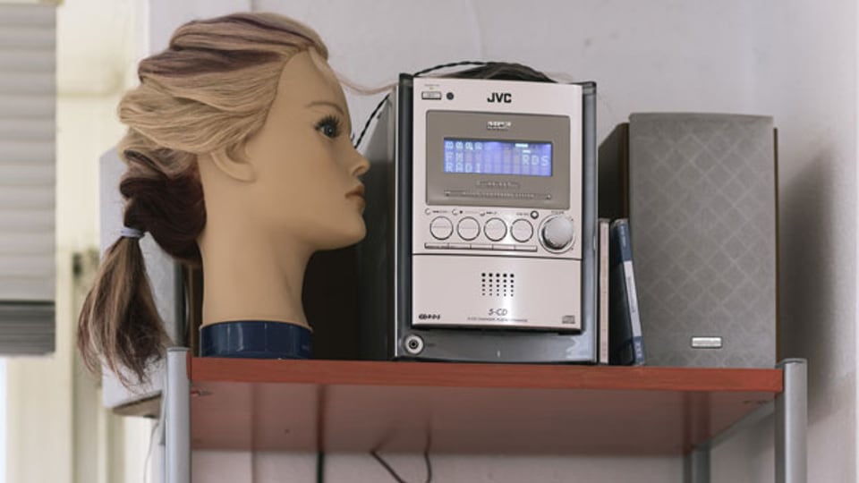 Ein Radiogerät in einem Coiffeur-Salon.