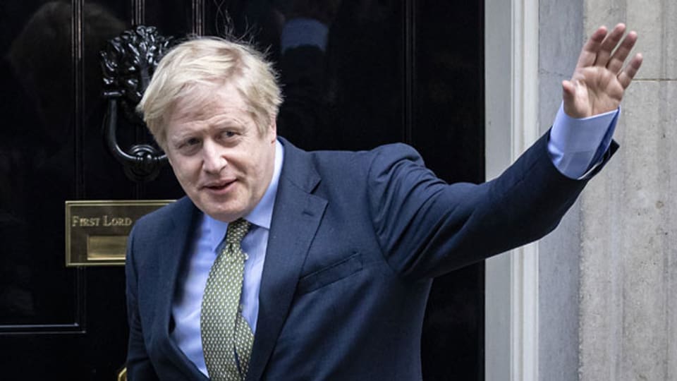 Premierminister Boris Johnson kehrt nach einem Treffen mit der Queen im Buckingham Palace in die 10 Downing Street zurück.