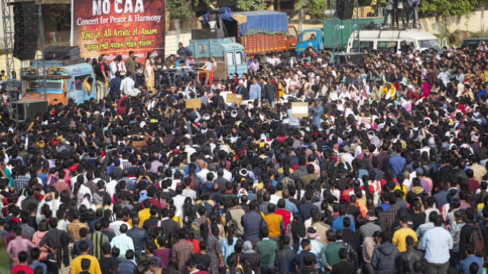 Tausende Menschen demonstrierten in Indien gegen das neue Einbürgerungsgesetz.