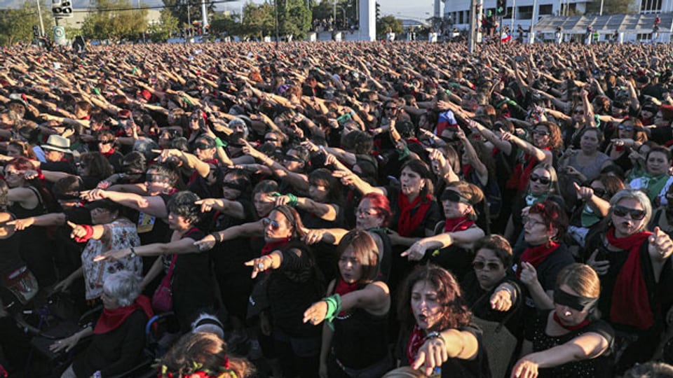 en in Santiago, Chile performen «Un violador en tu camino» oder «Ein Vergewaltiger auf Ihrem Weg» in einer Demonstration gegen geschlechtsspezifische Gewalt.