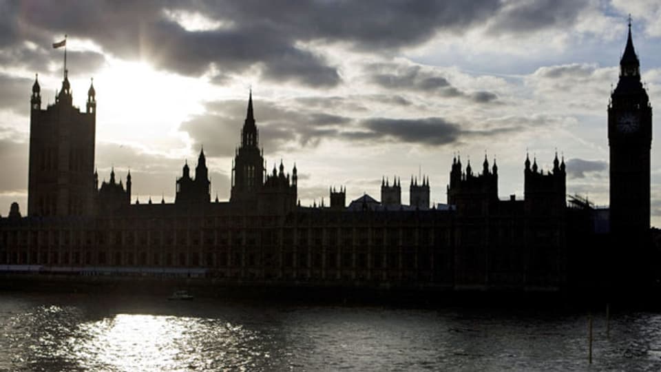 Die Silhouette des britischen Parlaments in London.