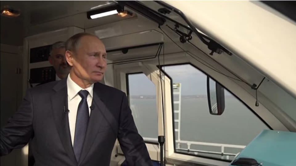 Der russische Präsident Vladimir Putin im Führerstand eines Zuges am 23.12.2019.