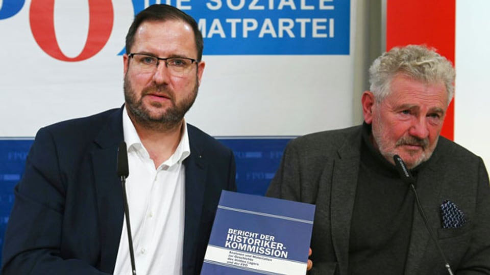FPÖ-Generalsekretär Christian Hafenecker und der Koordinator der Historikerkommission Andreas Mölzer (rechts) am 23.12. 2019.