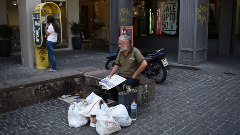 Ein Obdachloser ruht sich in Athen aus.