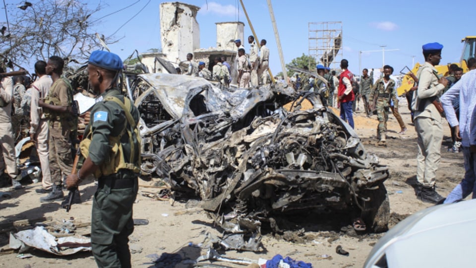 Trümmer nach dem Attentat in Mogadischu, Somalia.