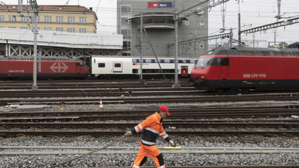 Arbeiter im Bahnhof Bern.