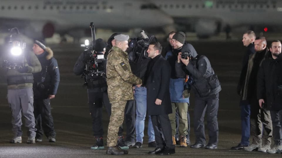 Der ukrainische Präsident Wolodimir Selenski trifft die freigelassenen ukrainischen Gefangenen am Flughafen Boryspil in Kiew.
