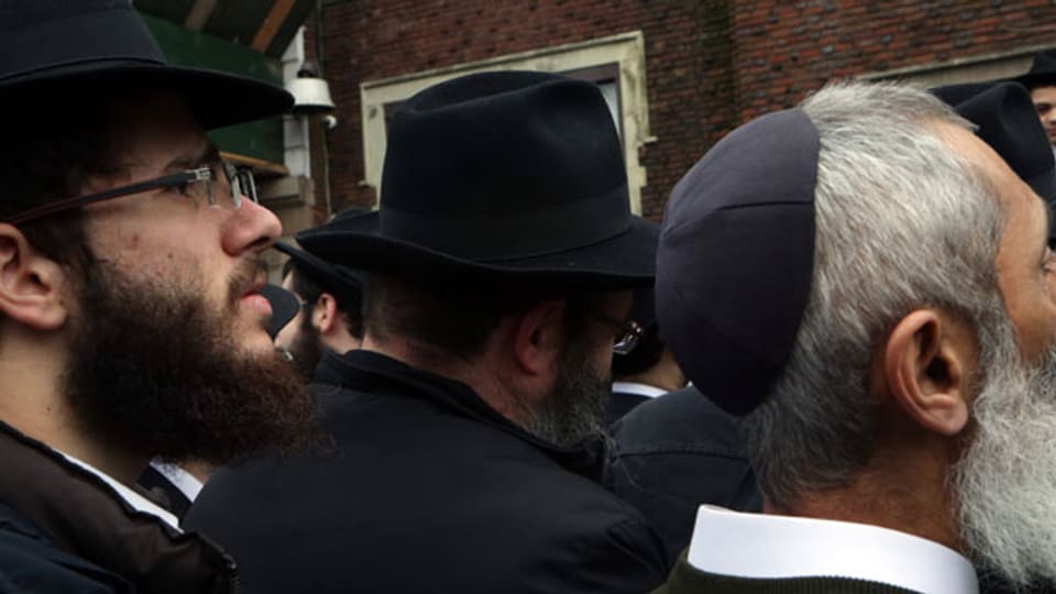 Jüdische Menschen hören dem Bürgermeister von New York, Bill De Blasio, zu – nach den jüngsten antisemitischen Angriffen.