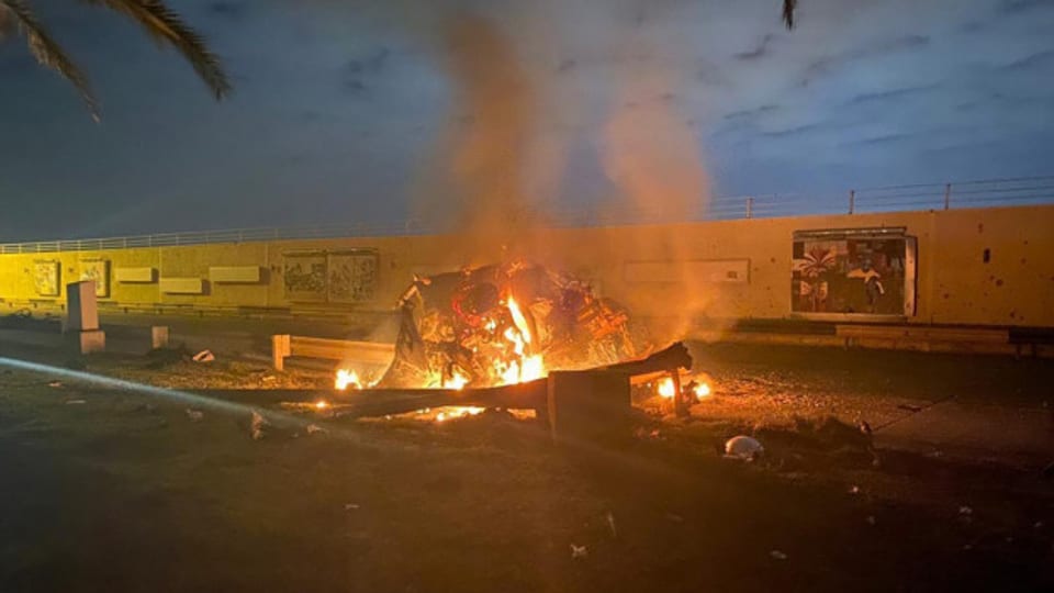 Ein brennendes Fahrzeug auf dem internationalen Flughafen in der irakischen Hauptstadt Bagdad, wo gemäss US-Angaben der iranische General Qassem Soleimani getötet wurde.