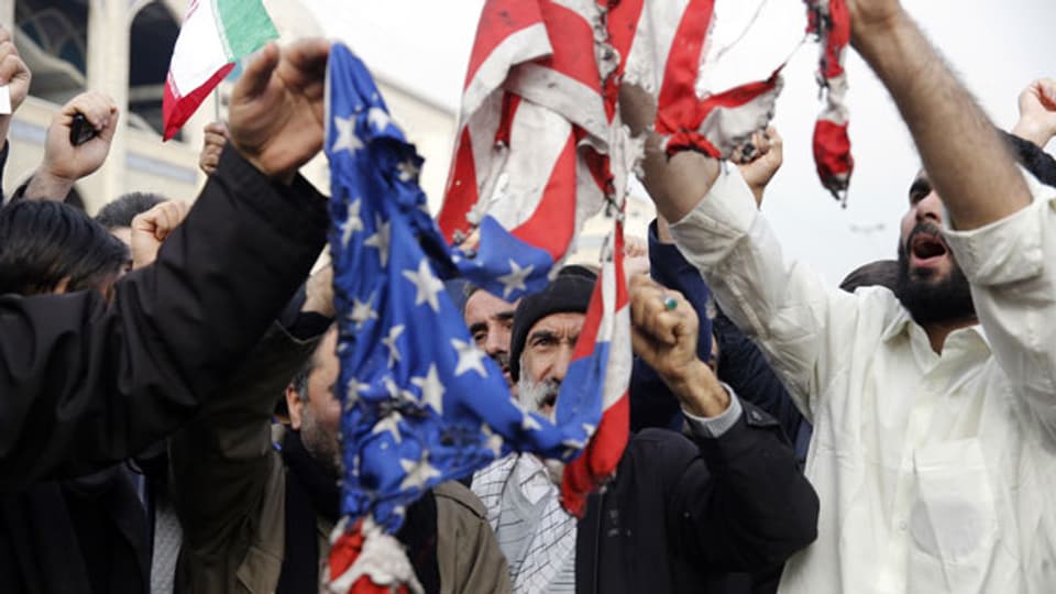 Iraner verbrennen eine US-Flaggen nach der Tötung des iranischen Generals Soleimani durch die USA.