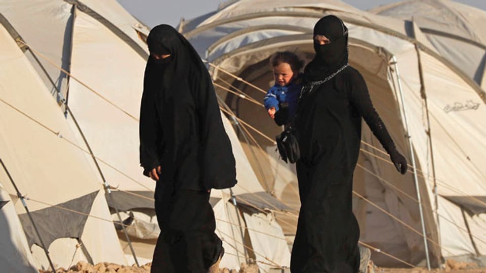 Zwei Frauen in einem Lager in Syrien. Symbolbild.