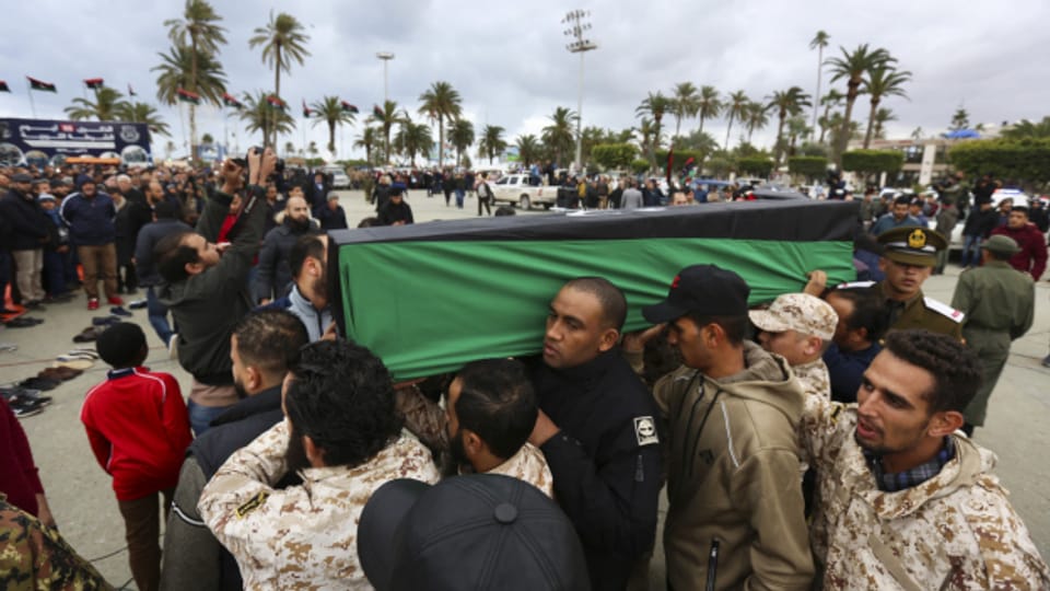 Trauernde während einer Beerdigung von Militärkadetten in Tripolis nach einem Luftangriff vom Samstag.