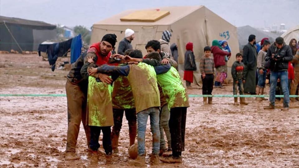 Flüchtlingslager im Norden Idlibs. Um wenigstens die Kinder von ihrer Not abzulenken, haben Freiwillige und Hilfswerksmitarbeitende ein Fussballtournier veranstaltet.