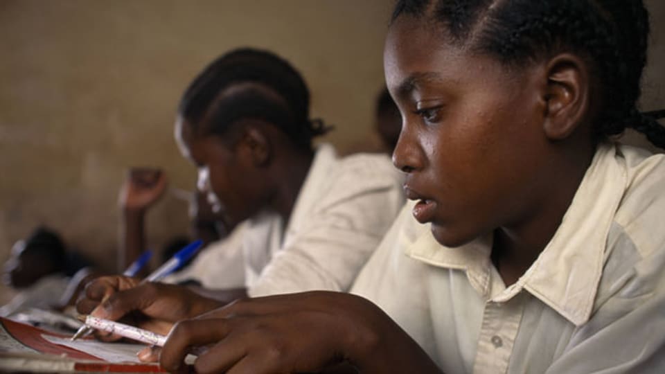 Mädchen an einer Schule in Tansania. Wer schwanger wird, fliegt von der Schule, so bestimmt es das Bildungsgesetz in Tansania.