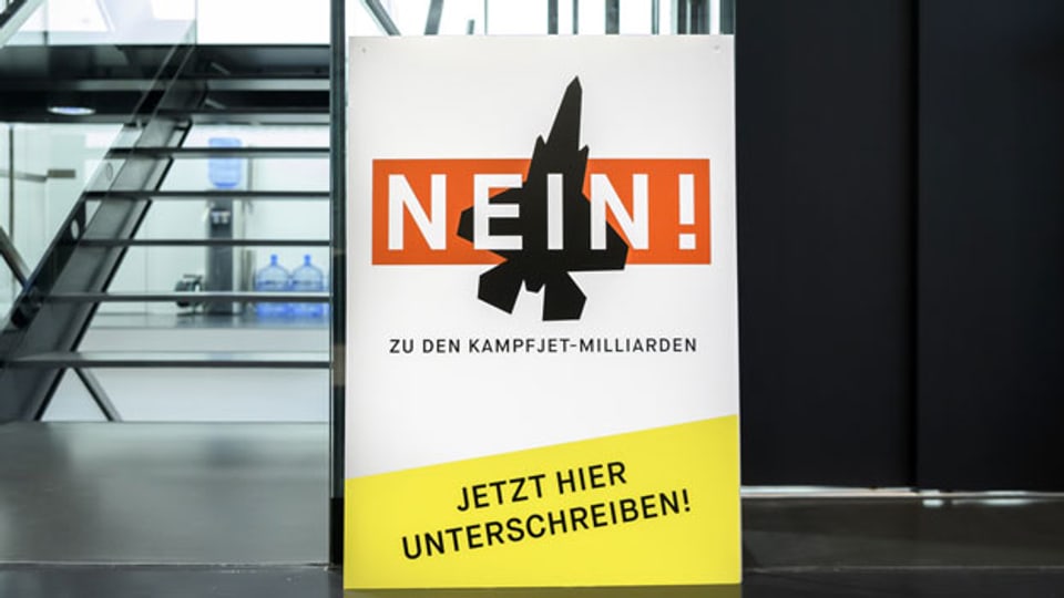 Ein Plakat zur Lancierung des Referendums «Nein zu den Kampfjet-Milliarden».