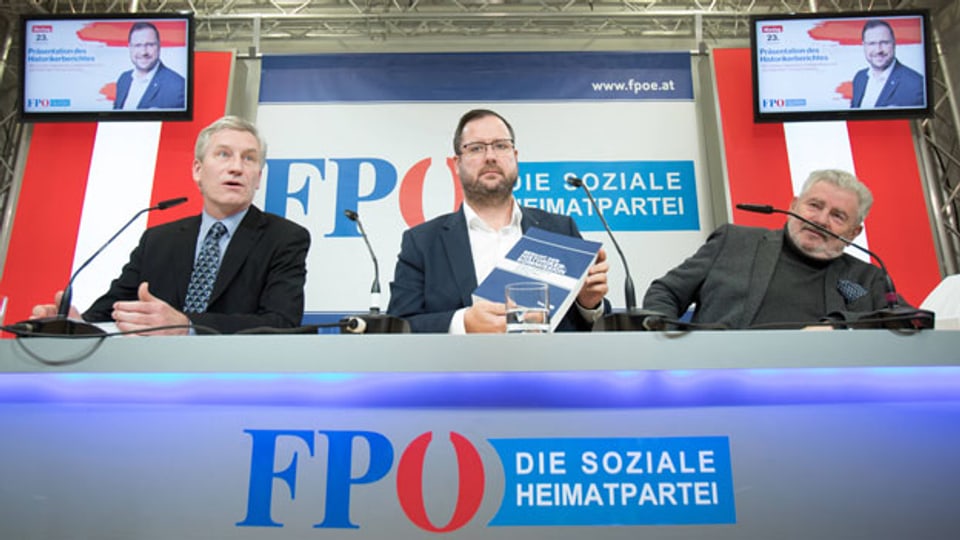 Christian Hafenecker (Mitte) während der Präsentation des Berichts der Freiheitlichen Partei Österreichs FPÖ zu ihrer Vergangenheit in Wien am 23. Dezember 2019.