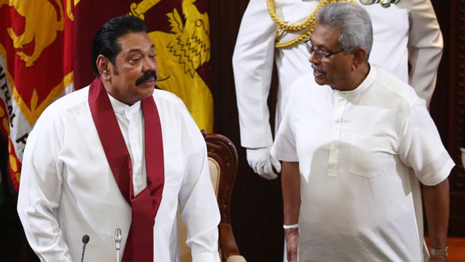 Sri Lankas Präsident Gotabaya Rajapaksa (links) und sein Bruder Mahinda Rajapaksa.