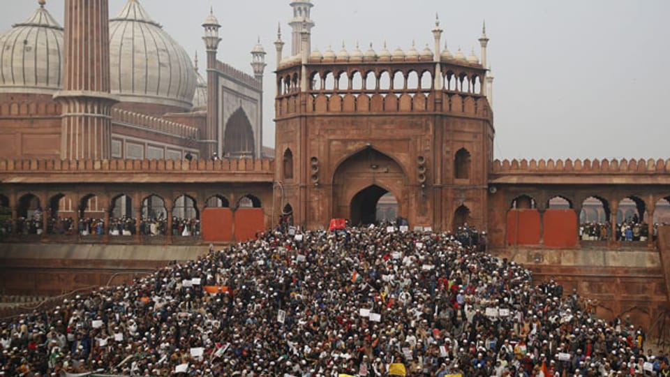 Bevölkerung in Indien protestiert gegen die Internetsperre.