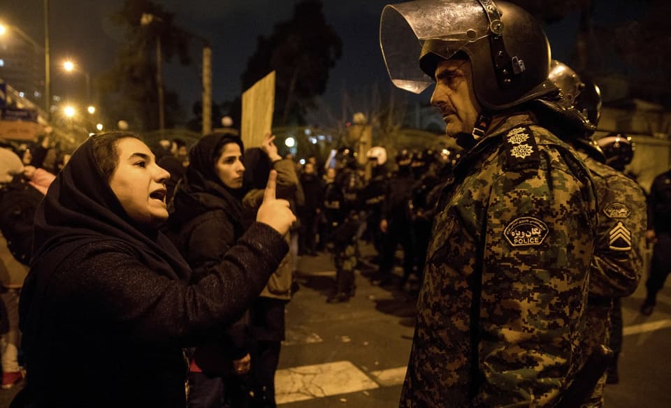 Demonstrantin spricht im Polizist vor der Uni in Teheran