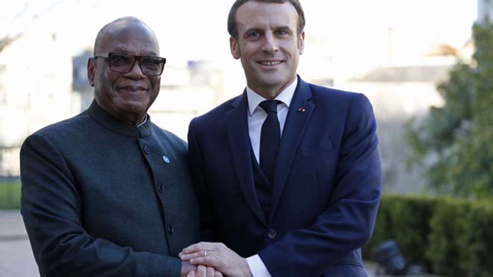 Der französische Präsident Emmanuel Macron begrüsst Malis Präsidenten Ibrahim Boubacar Keita zu einem Gipfeltreffen zur Lage in der Sahelzone.