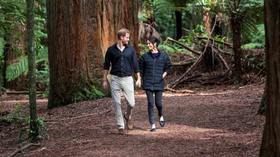 Grossbritanniens Prinz Harry und Meghan bei einem Spaziergang in Neuseeland im Oktober 2018.