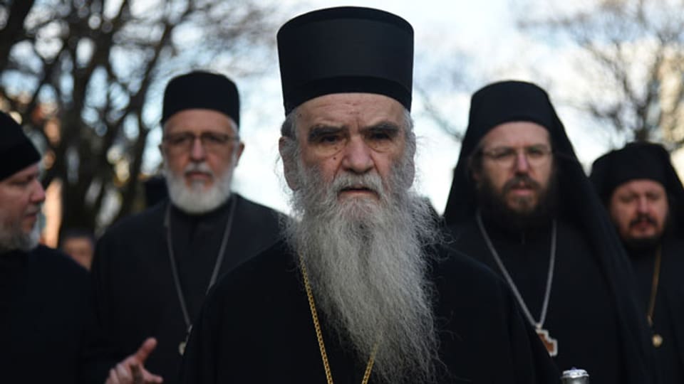 Der Bischof der serbisch-orthodoxen Kirche, Metropolit Amfilohije (Radovic), leitet eine Protestkundgebung in Podgorica, Montenegro, am 24. Dezember 2019.