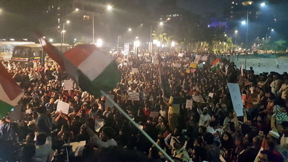Proteste in Indien. Ein- bis zweitausend Menschen haben sich letzte Woche in Mumbai versammelt um gegen die Verfassungsänderung zu protestieren.