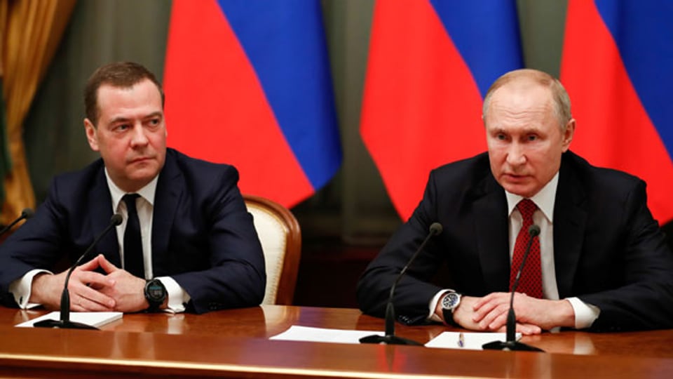 Der russische Präsident Wladimir Putin (rechts) und Ministerpräsident Dmitri Medwedew in Moskau, Russland, am 15. Januar 2020.