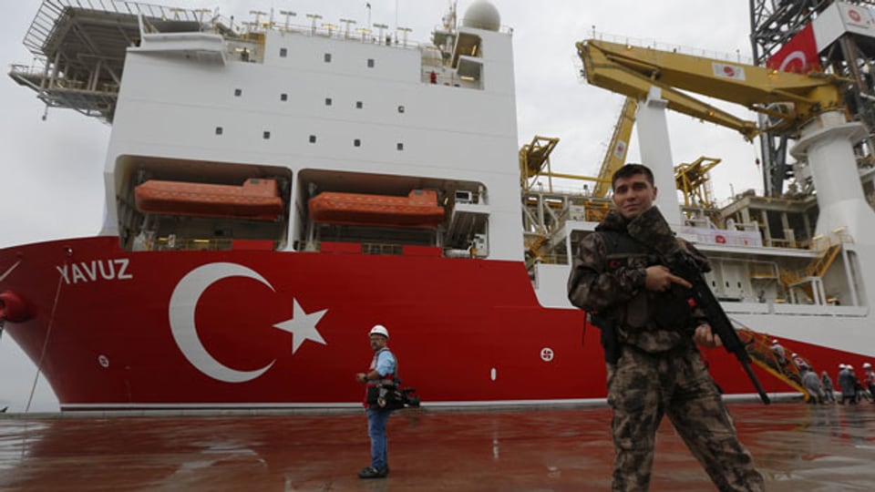 Ein türkischer Polizist beschützt ein türkisches Ölbohrschiff.