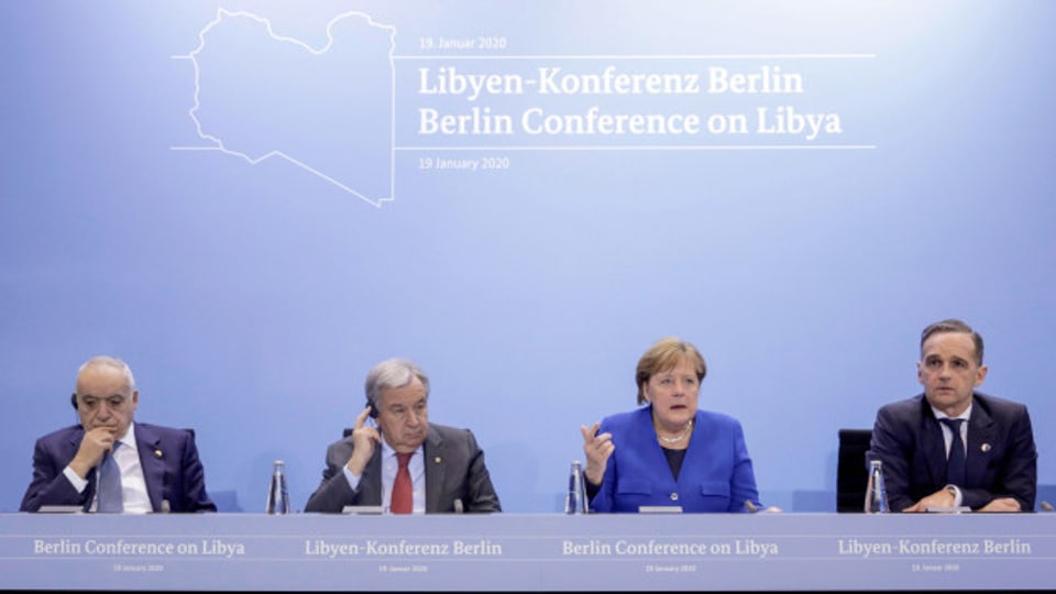 Die deutsche Bundeskanzlerin Angela Merkel spricht neben dem deutschen Aussenminister Heiko Maas (r.), dem UNO-Sonderbeauftragten für Libyen, Ghassan Salame, und Antonio Guterres (2.v.l.), Generalsekretär der Vereinten Nationen, nach der Libyen-Konferenz auf einer Pressekonferenz.