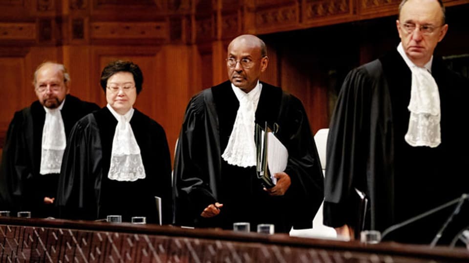 Der Präsident des Internationalen Gerichtshofs, Abdulqawi Ahmed Yusuf (2. von rechts), in Den Haag, Niederlande, am 23. Januar 2020