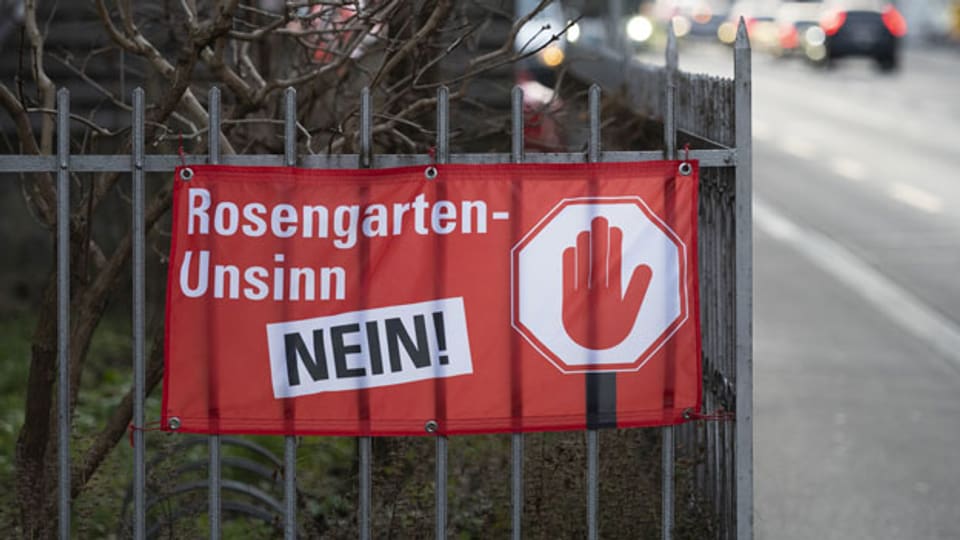 Ein Banner mit der Aufschrift «Rosengarten-Unsinn Nein» in Zürich Wipkingen am 20. Januar 2020.