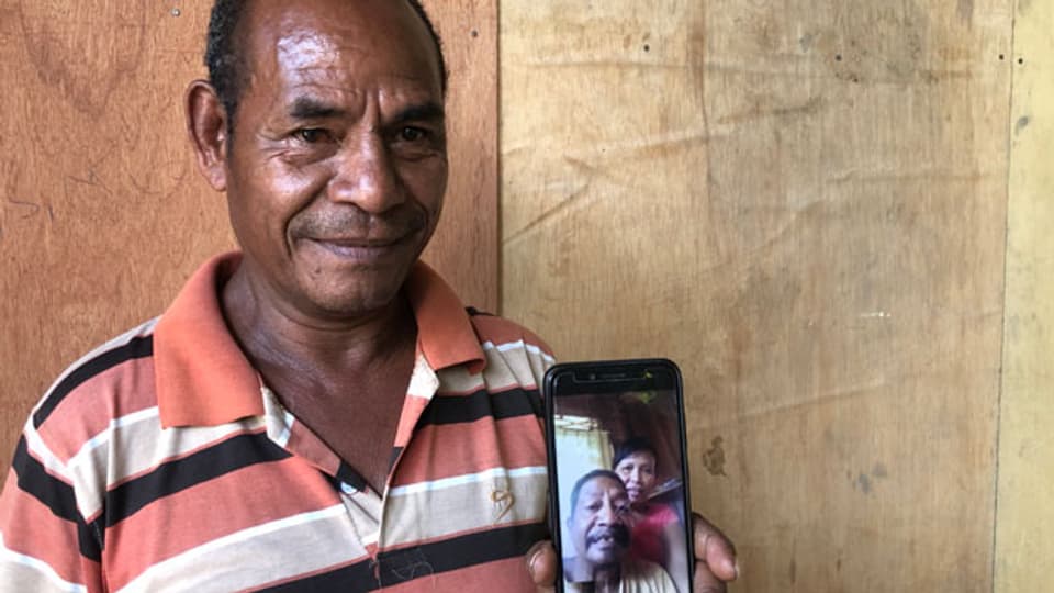 Jeden Tag spricht Mateos Costa über Videochat mit seinem Bruder Alberto. Mateos lebt in Osttimor und Alberto in Indonesien.
