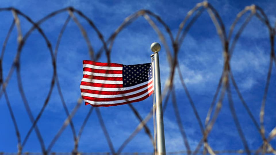 Die US-Flagge weht über dem Camp VI auf Guantanamo Bay.