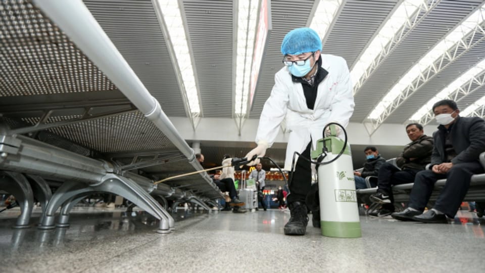 Ein Arbeiter desinfiziert einen Bahnhof in Chinas Provinz Jiangxi.