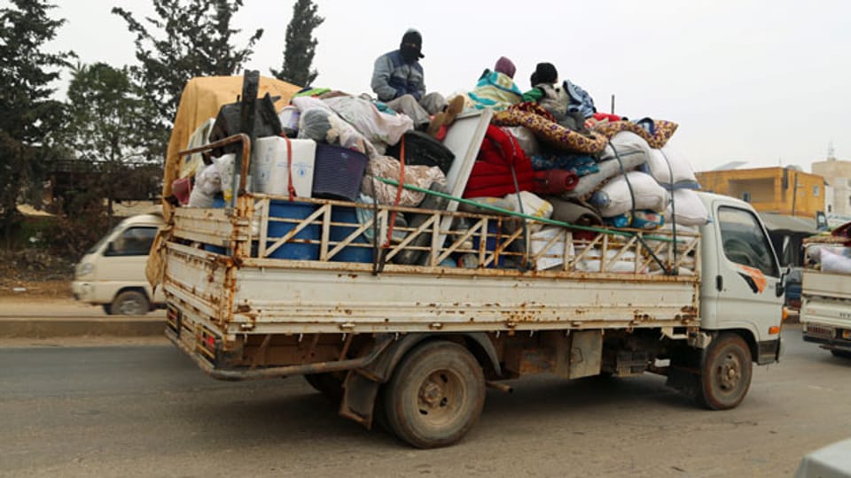 Lastwagen mit Habseligkeiten von Menschen, die aus Maarat al-Numan im Norden von Idlib, Syrien fliehen.