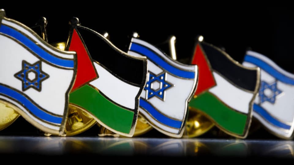 Symbolbild. Die Fahnen von Israel und Palästina.