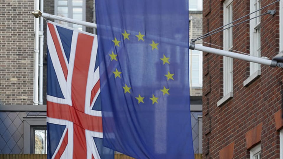 Die Fahne von Grossbritannien und der EU.