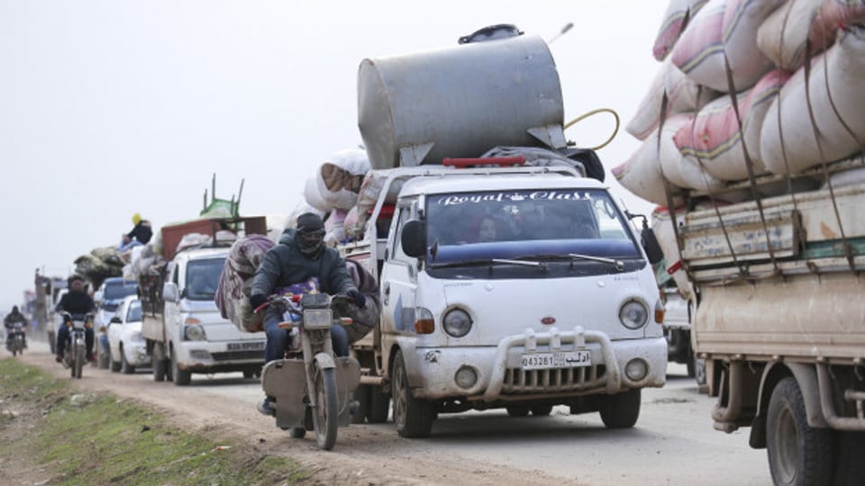 Menschen fliehen aus der Provinz Idlib in Richtung türkische Grenze (29.1.2020).