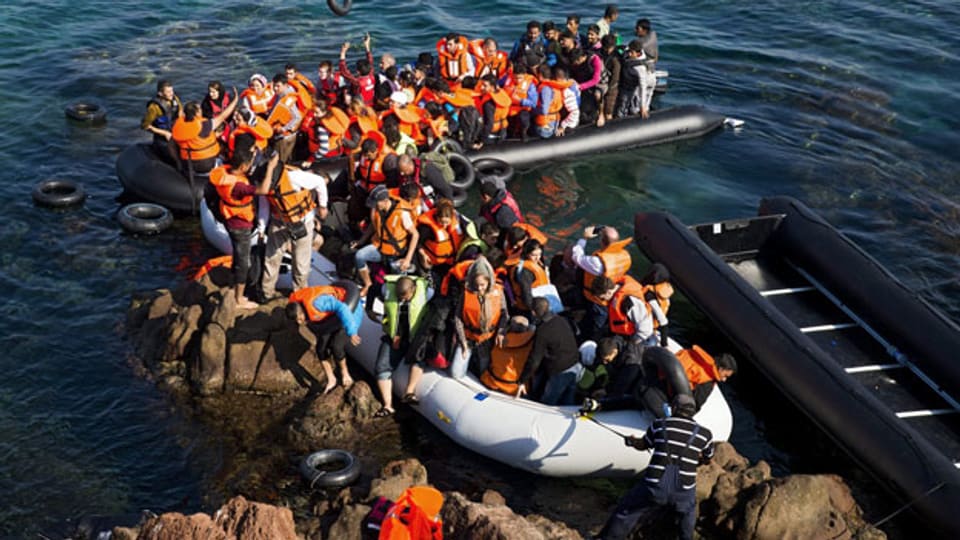 Migranten stranden an der Küste bei Mithimna, Insel Lesbos, Griechenland.