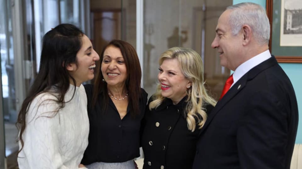 Naama Issachar und ihre Mutter Yaffa und der israelische Premierminister Benjamin Netanjahu mit seiner Frau Sara in Moskau am 30.1.2020 (von links).