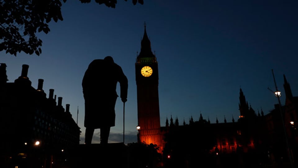 Die Statue von Winston Churchill vor dem Westminster, London, Grossbritannien.